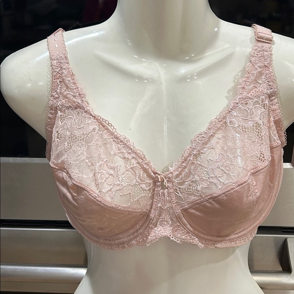 Non padded underwire 38D soft dusty pink lace bra. See photos for details. - Picture 3 of 16